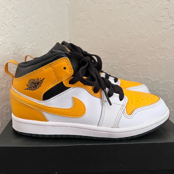 Like New Kids' Jordan 1 Mid PS "University Gold" Sneakers - Picture 1 of 10